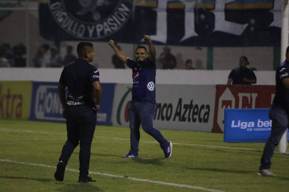 La alegría de marcar un gol la cancha del estadio Carlos Miranda de Comayagua.