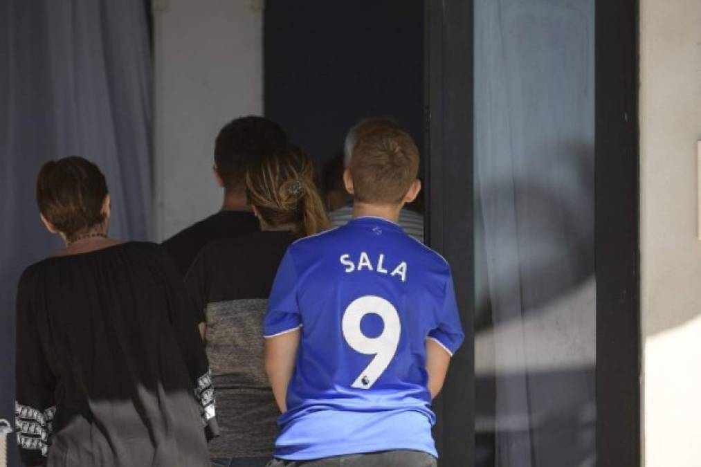 Aficionados llegaron la camiseta en honor a Emiliano Sala.