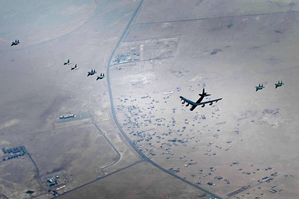 Dos bombarderos estadounidenses sobrevolaron el domingo el Mediterráneo oriental y la región del Golfo en el marco de ejercicios militares con varios países aliados, en la cuarta misión de este tipo este año, informó la fuerza aérea estadounidense el lunes.