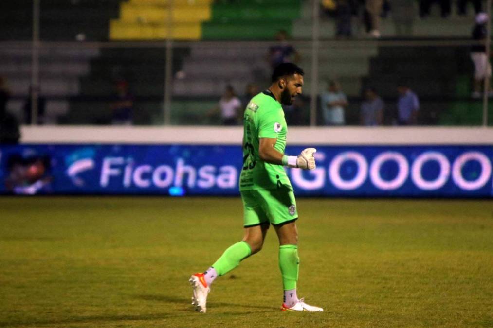 El portero panameño César Samudio celebrando el segundo gol del Marathón.