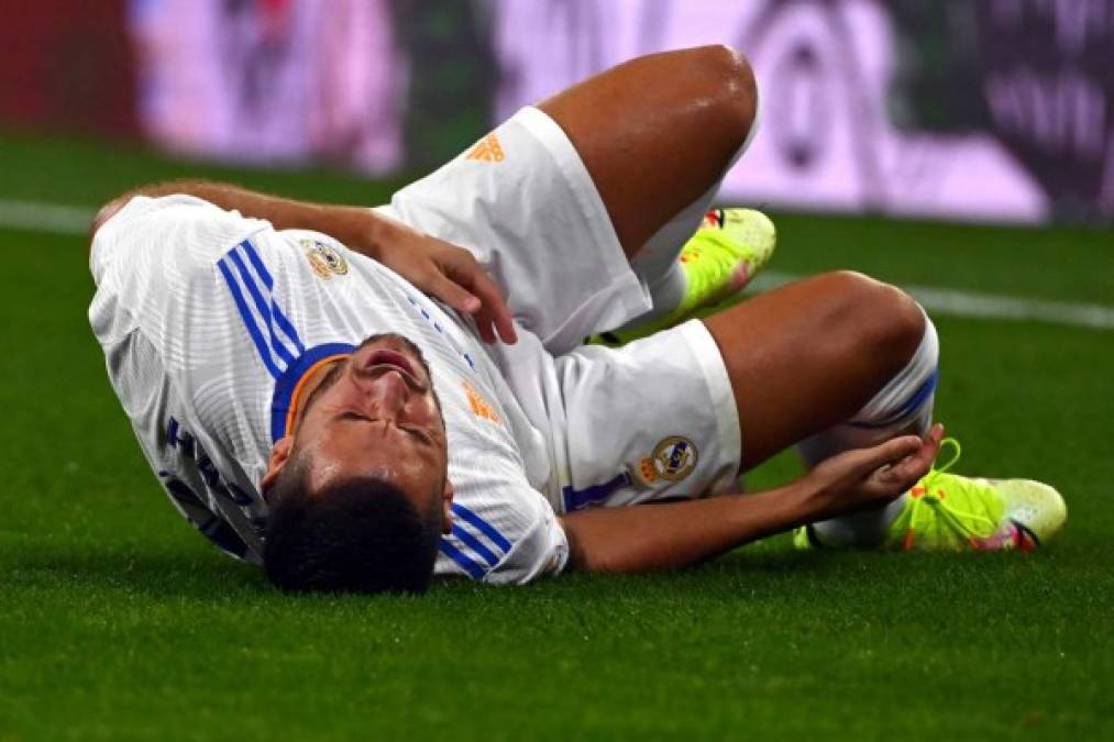Eden Hazard se duele en el suelo tras recibir una falta.