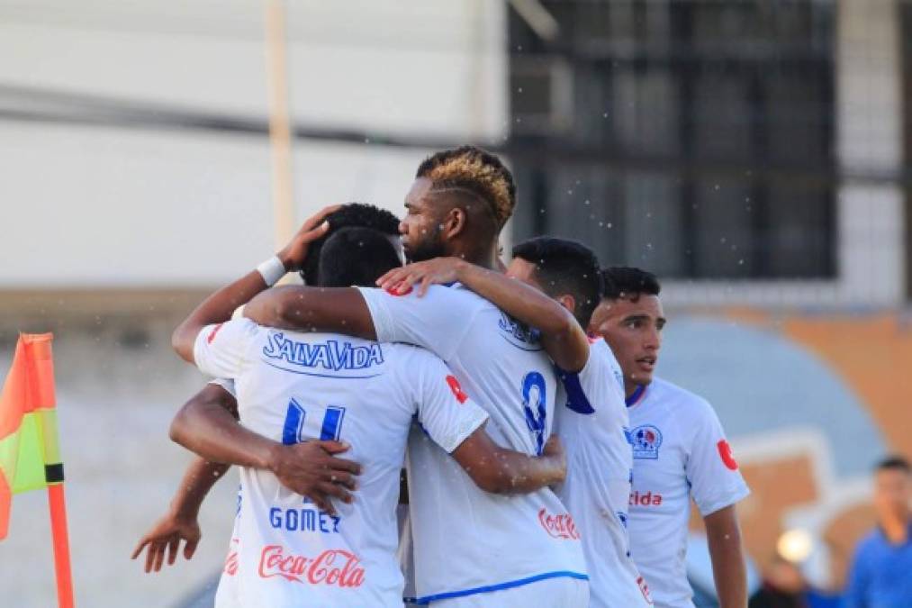 La celebración de los jugadores del Olimpia tras el gol de Ever Alvarado.