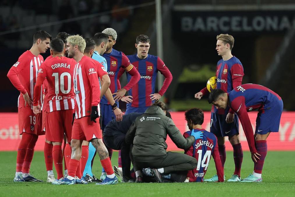 Joao Félix siendo atendido por los médicos del Barcelona tras una falta.