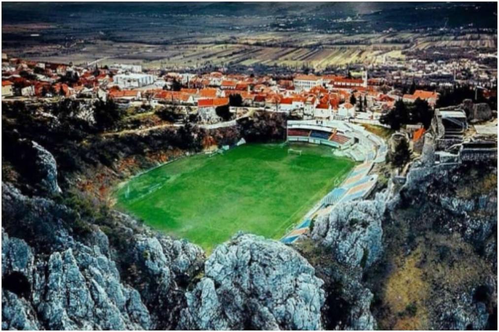 Stadion Gospin Dolac está en la ciudad croata de Imotski. El estadio se ubica junto a los acantilados y al lago Azul.