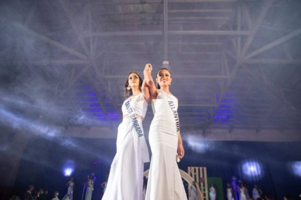 Miss Santa Bárbara y miss Atlántida durante el concurso nacional de belleza Honduras 2021 realizado el sábado anterior en Corquín, Copán.