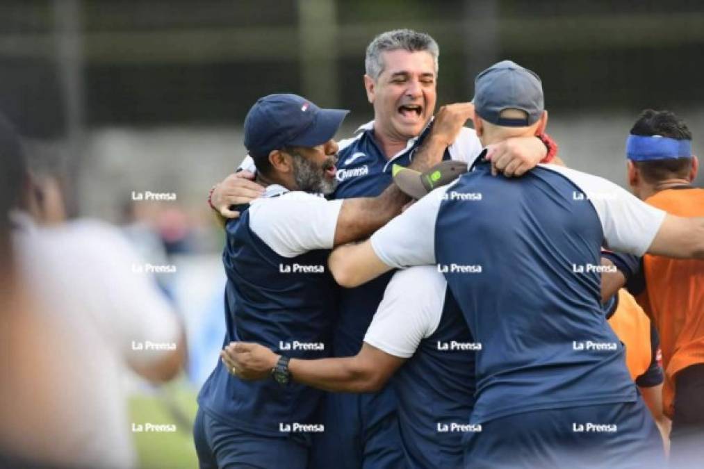 Diego Vázquez celebra con su cuerpo técnico el gol de Juan Pablo Montes.