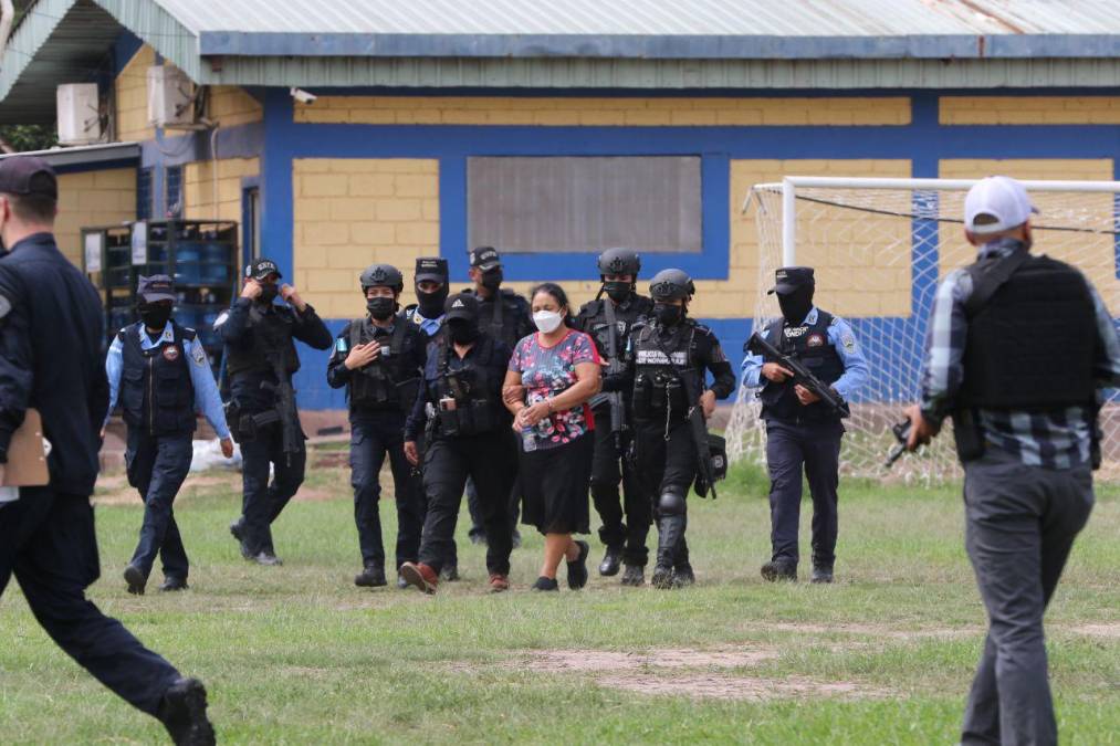 Ni así nos echen mil maldiciones, estamos obligados a trabajar; las autoridades son puestas por Dios y Él es el único que va a poder decidir. De hecho tenemos nuestra patrona que es la Virgen del Carmen que ella cada día nos protege”, cerró.