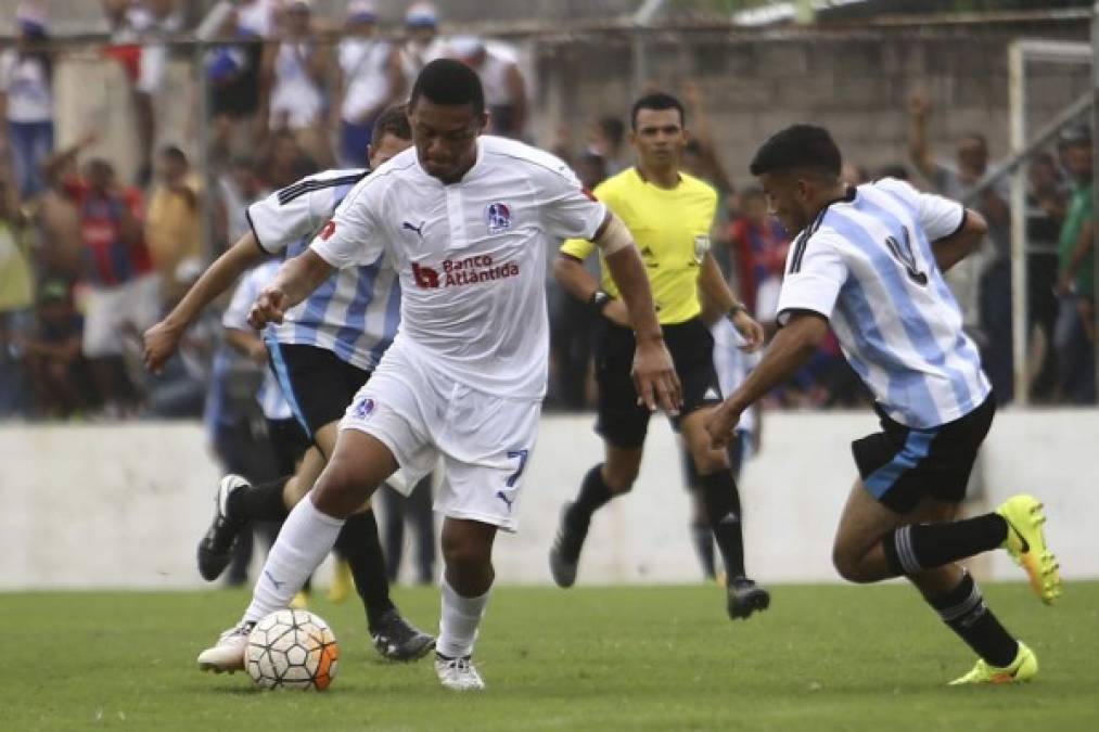 Carlos Will Mejía: El experimentado jugador ofensivo podría ser dado de baja en Olimpia. Al parecer no entraría en los planes de Keosseián.