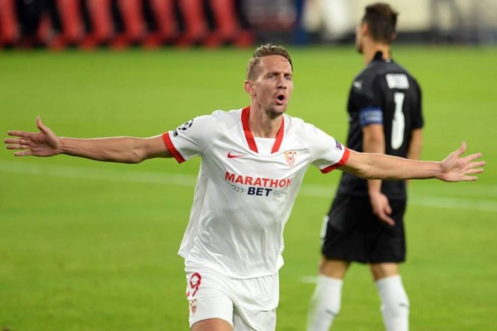 El holandés Luuk de Jong celebrando su gol que le dio el triunfo al Sevilla (1-0) contra el Rennes en el estadio Ramón Sánchez Pizjuán.