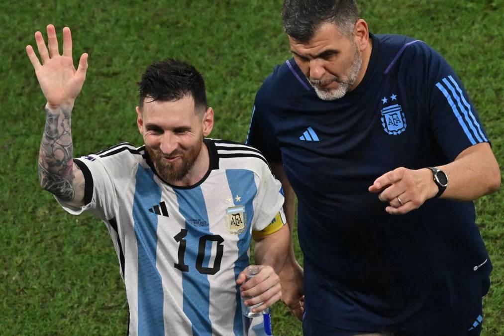 Lionel Messi saludando a sus familiares que estaban en el palco del Ahmad Bin Ali Stadium.