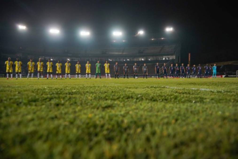 Los equipos titulares de Universitario y Motagua previo al partido en el estadio Nacional Rod Carew.