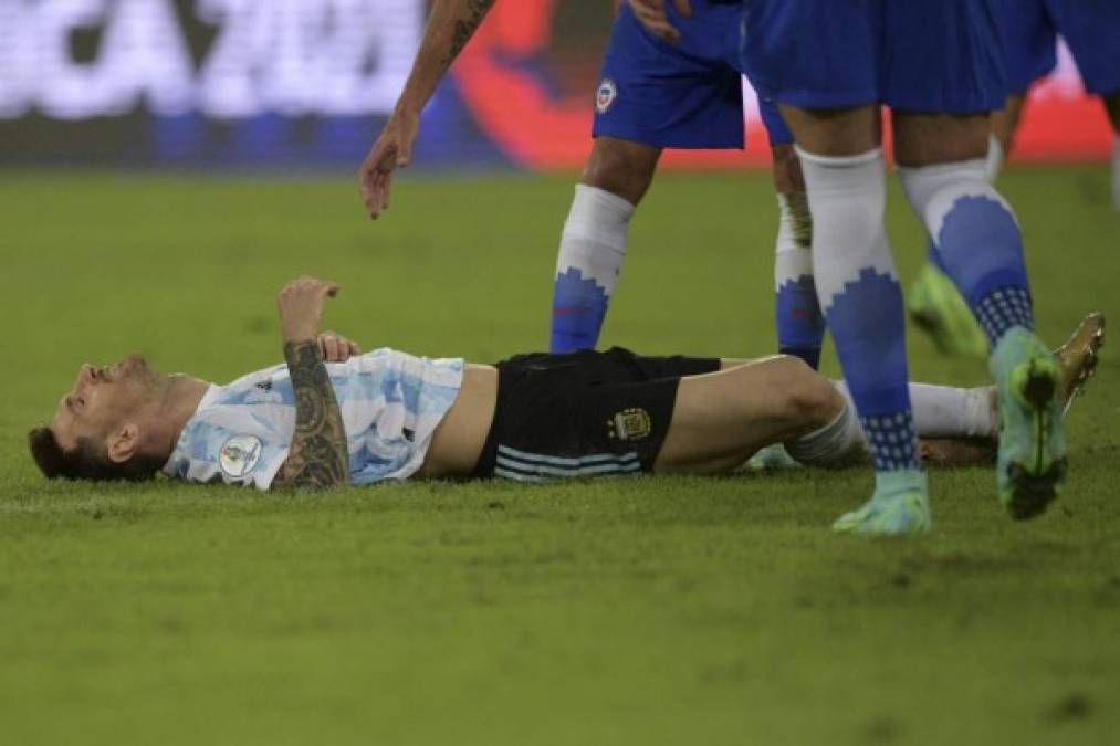 Lionel Messi terminó agotado ya que estuvo bastante activo en todo el encuentro.