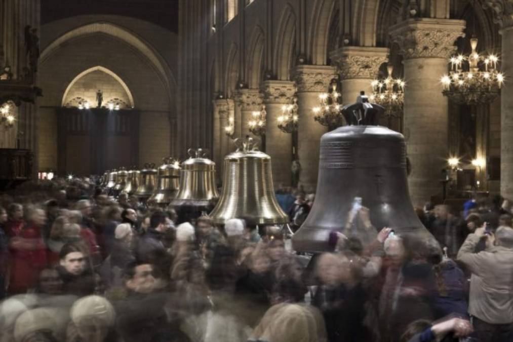 La campana Bourdon. En la torre sur se encuentra la mayor campana de Notre Dame, llamada Bourdon. Repica en las grandes fiestas católicas y los grandes acontecimientos. La Bourdon se fundió hace más de 300 años y fue bautizada Emmanuel por su padrino, Luis XIV. Pesa 13 toneladas y su badajo, la parte que golpea contra las paredes de la campana para producir el sonido, pesa 500 kilos.<br/>