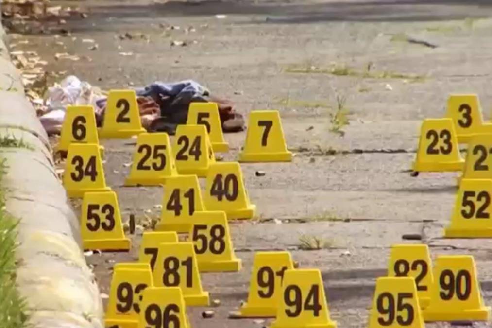 Lluvia de balas: 160 casquillos en escena donde ejecutaron a una mujer