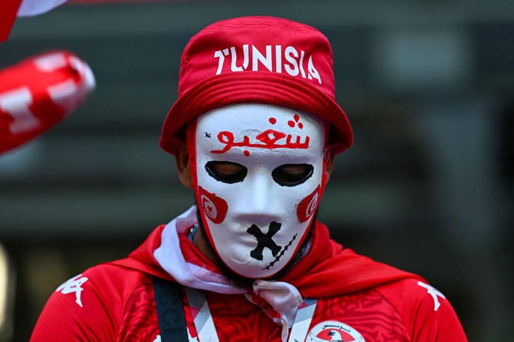 Este aficionado de Túnez llegó al estadio con una máscara en señal de protesta.