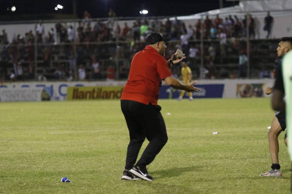 Martín ‘Tato’ García, entrenador del Club Atlético Independiente de Siguatepeque, reaccionó muy enfadado luego de que les tiraran piedras desde las gradas.