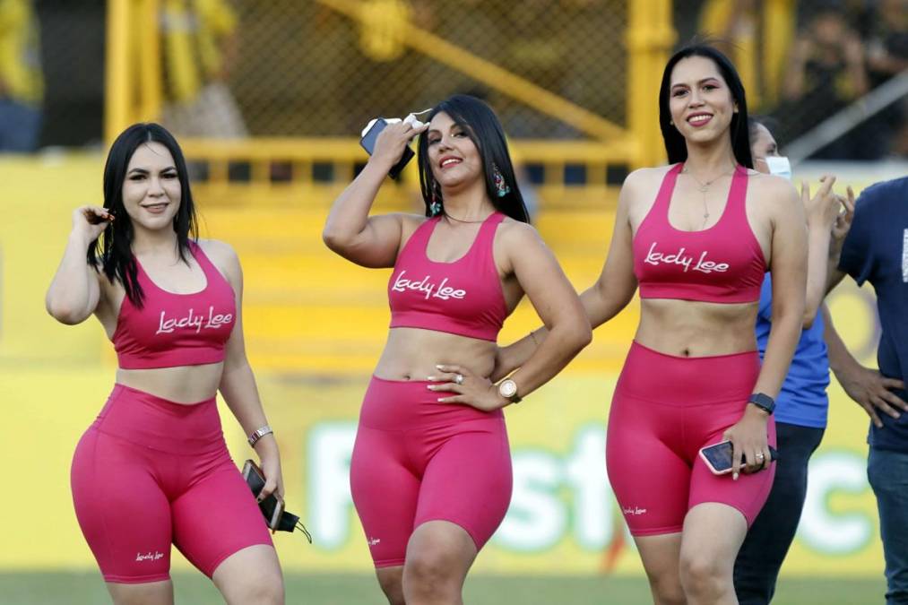 Las sexys edecanes que robaron muchas miradas en el estadio Morazán