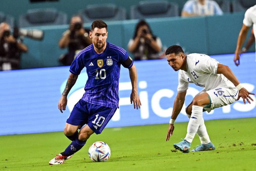 Leo Messi tuvo un marcaje personal por parte de Héctor Castellanos, el mediocampista hondureño que mando Diego Vázquez para que fuera la sombra del astro argentino.