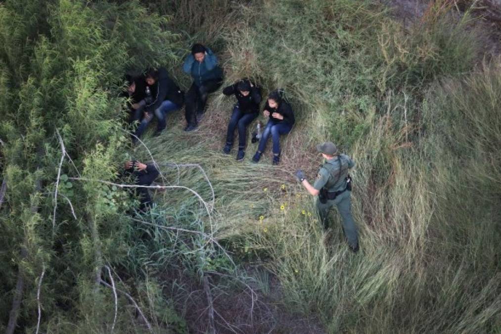 Este grupo de jóvenes indocumentados fue descubierto por la patrulla fronteriza en el sur de Texas. La seguridad en la frontera se ha visto reforzada por elementos de la Guardia Nacional.