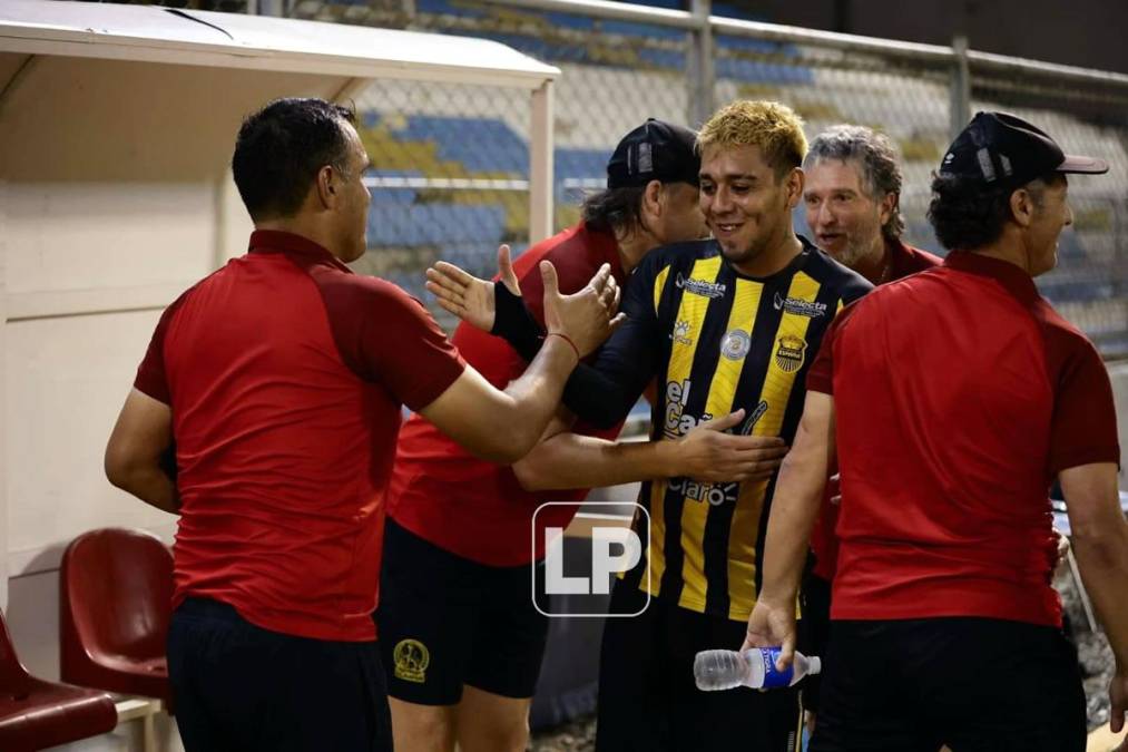 El mediocampista del Real España, Mayron Flores, saludó a todo el cuerpo técnico del Olimpia.