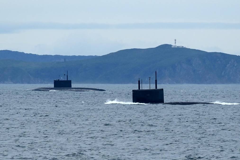 En total, en los ejercicios, que se desarrollan en siete polígonos y en los mares de Japón y de Ojotsk, toman parte más de 50.000 militares, 5.000 unidades de armamento pesado, 140 aviones y 60 buques.