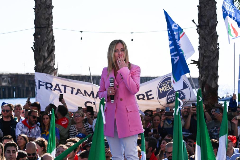 “Dios, patria y familia”, el lema de Giorgia Meloni, la postfascista que gobernará Italia