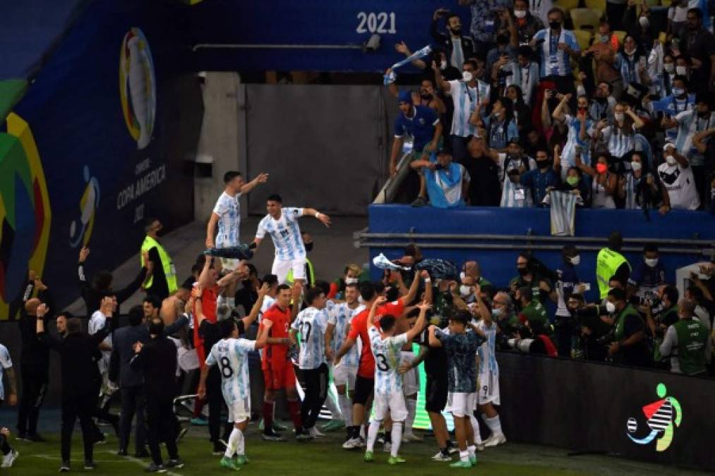 Los campeones de América festejaron con los más de 2 mil aficionados argentinos que lograron entrar al estadio Maracaná.