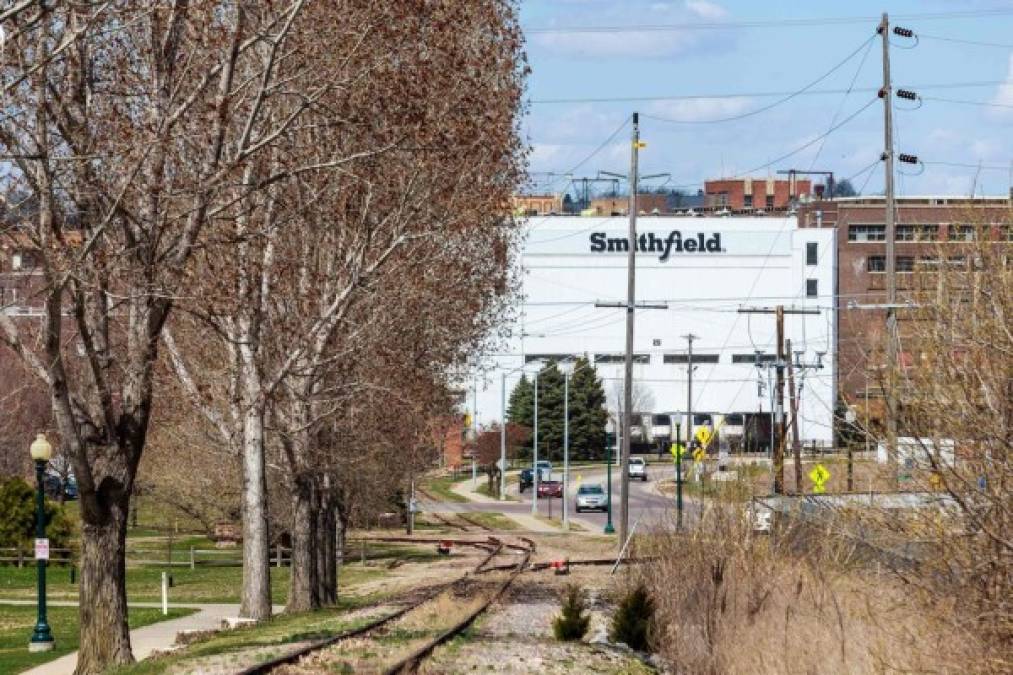 Las infecciones relacionadas con Smithfield representan el 55% de la carga en el estado, que ha superado con creces a sus estados vecinos mucho más poblados, si se toman las cifras per cápita.