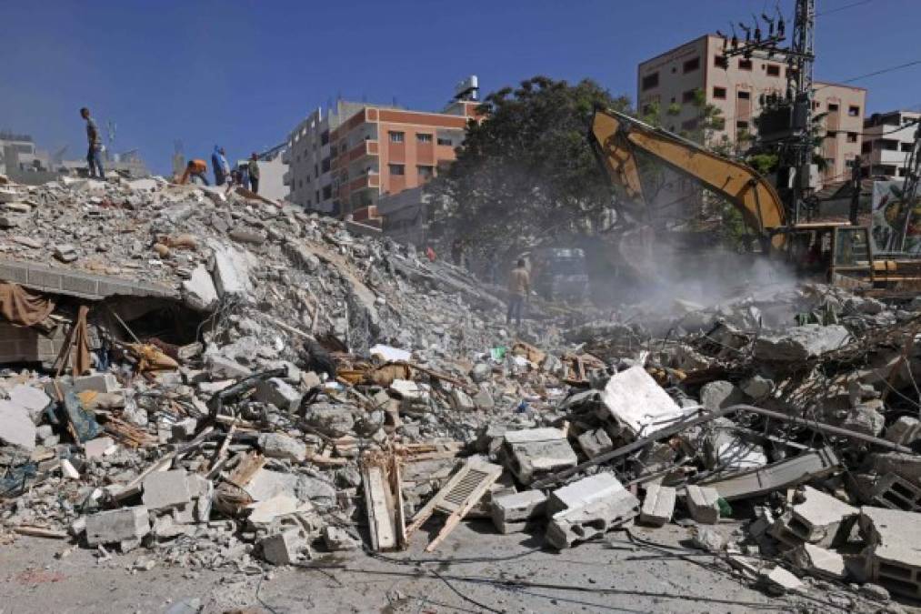 Las más de cuarenta víctimas fatales 'son todas civiles', y hay al menos 50 heridos, 'en su mayoría mujeres y niños', afectadas por un bombardeo contra cinco edificios del barrio Rimal de la ciudad de Gaza que el Ejército atacó anoche 'sin previo aviso', denunció el portavoz del Ministerio de Sanidad de Gaza, Ashraf Al Qedra.