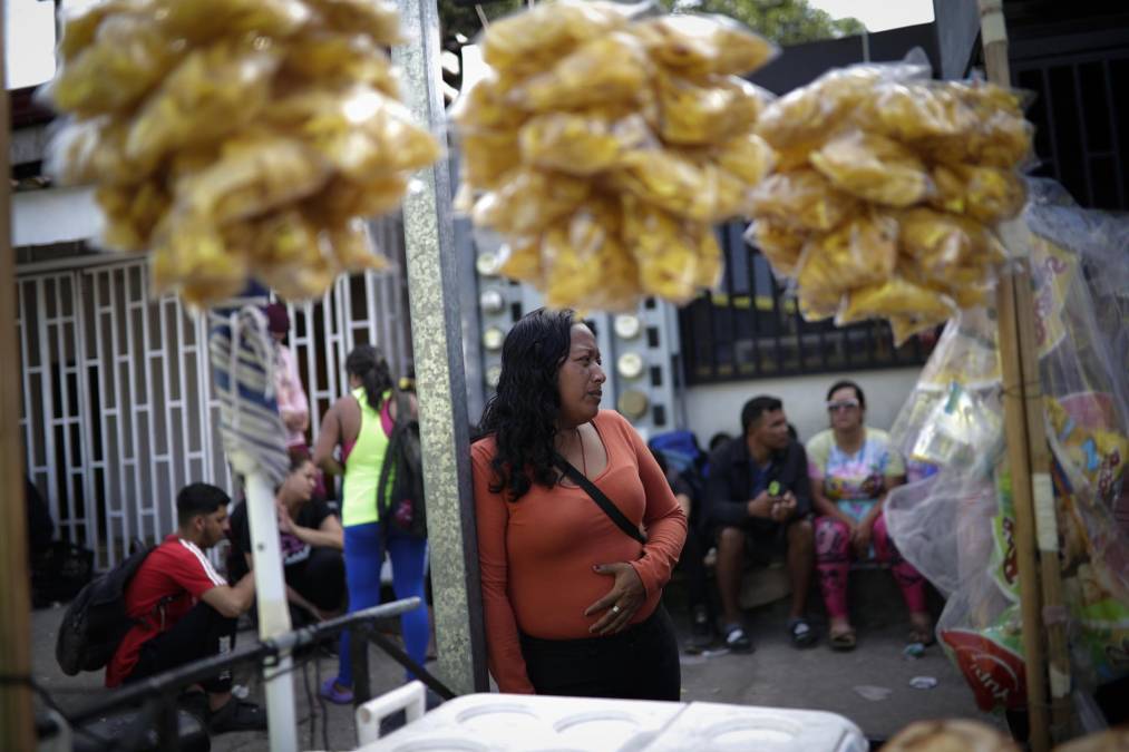 Ante el inminente levantamiento del Título 42 en Estados Unidos, miles de personas han comenzado ya a cruzar la frontera y otras esperan hacerlo en los próximos días, lo que ha puesto en alerta a las autoridades estadounidenses y de los países por donde se movilizan los migrantes. 