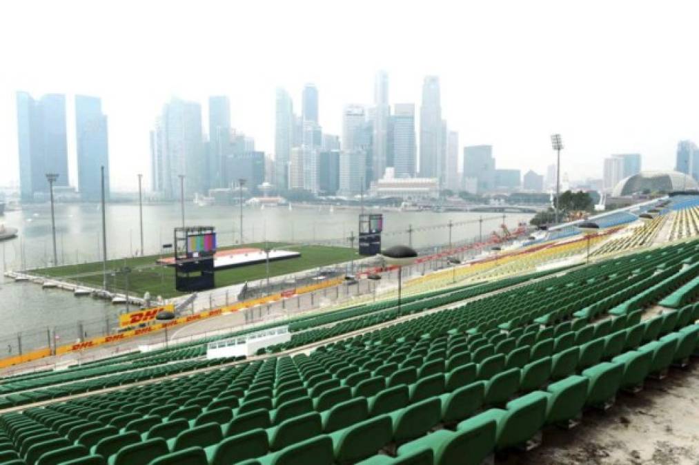 El estadio Marina Bay de Singapur es uno de los más peculiares y llamativos del mundo, el solo hecho de flotar sobre el mar genera muchas sensaciones.