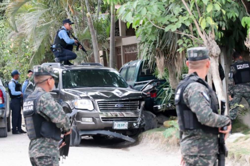 Los uniformados allanaron varias viviendas y minutos después en el interior de una de las casas encontraron a los tres supuestos delincuentes.