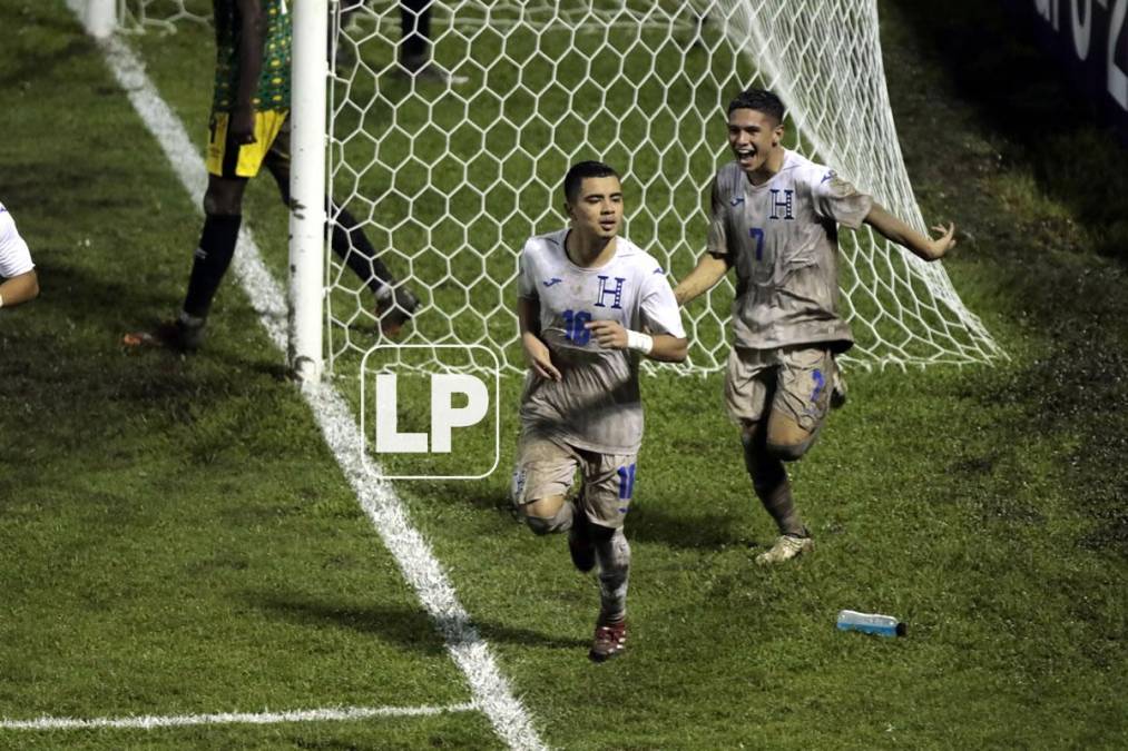 Los jugadores de Honduras celebraron los goles todos empapados y llenos de lodo en sus uniformes.