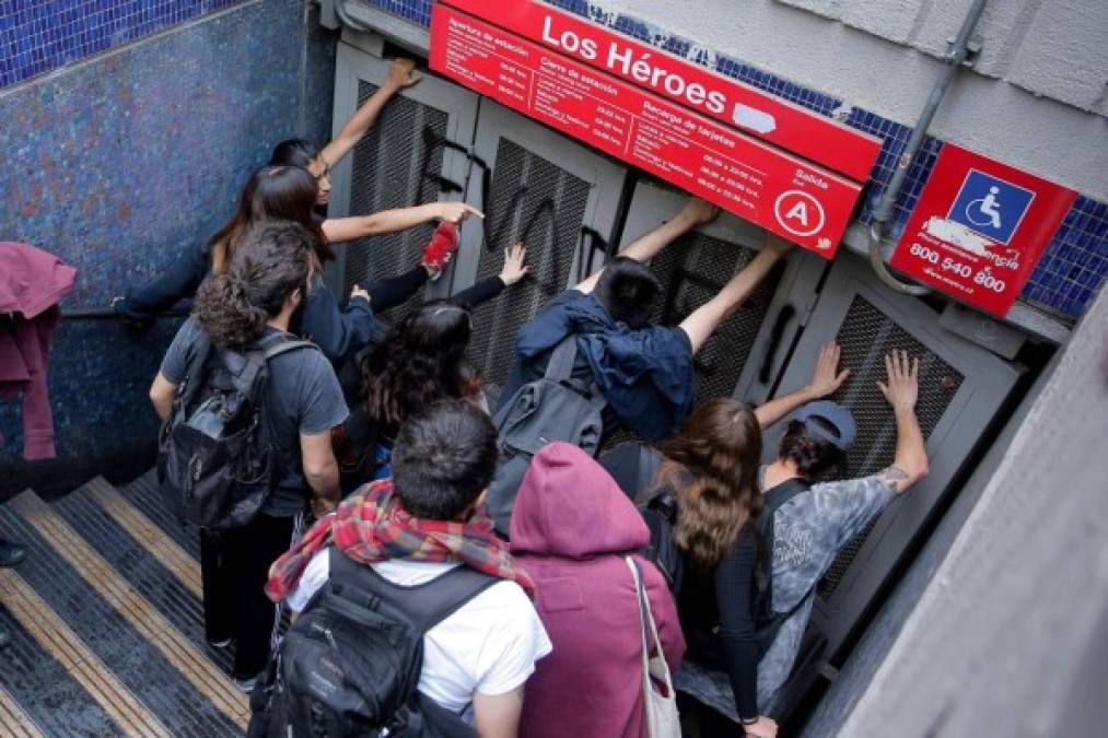 El ferrocarril metropolitano cerró todas sus operaciones la tarde del viernes, cuando varias de sus estaciones ardían en medio de las protestas sociales.