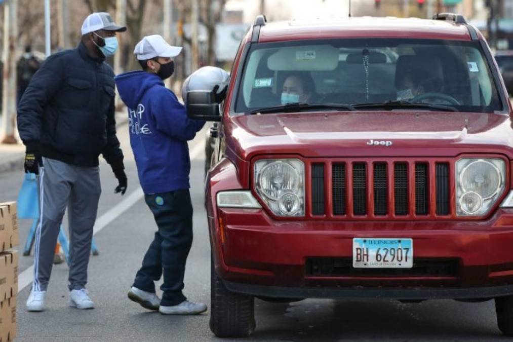 El coronavirus ha dejado sin empleo a millones de personas que recurren a los bancos de comida para poder conseguir alimentos para sus familias.