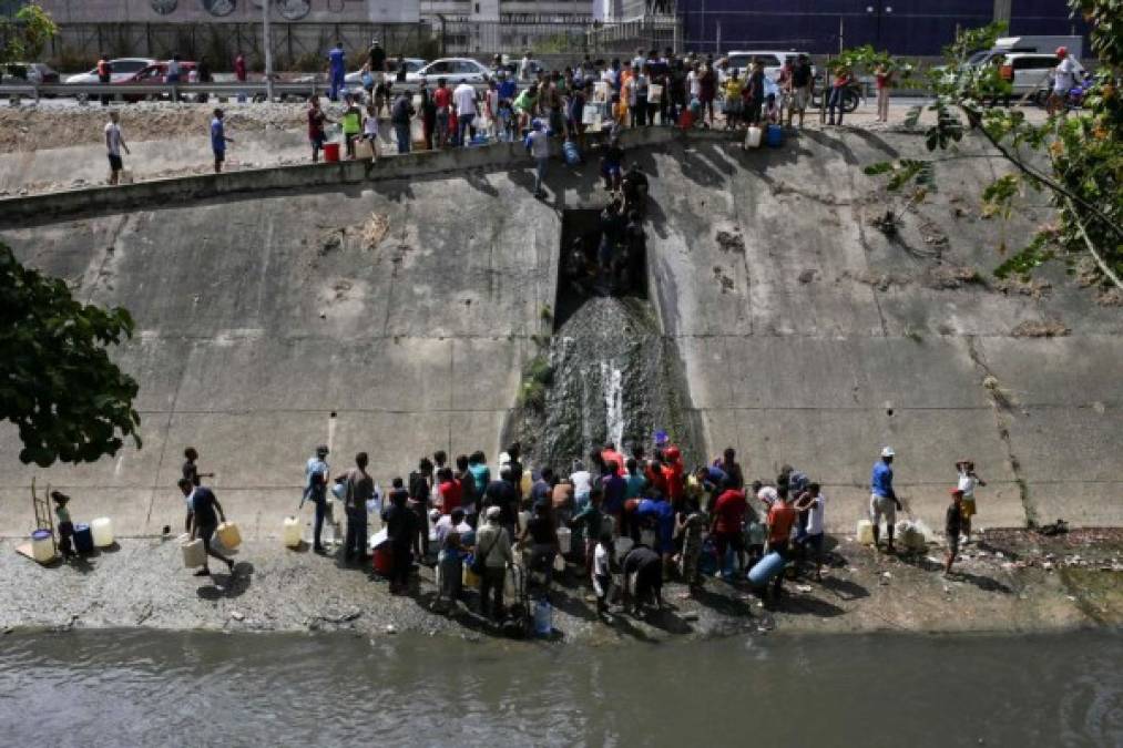 'Tenemos cuatro días sin agua, sin luz sin nada (...) necesitamos agua por lo menos', dijo Mary Medrano, otra venezolana ubicada desde un acceso al río en el oeste de la ciudad.<br/>