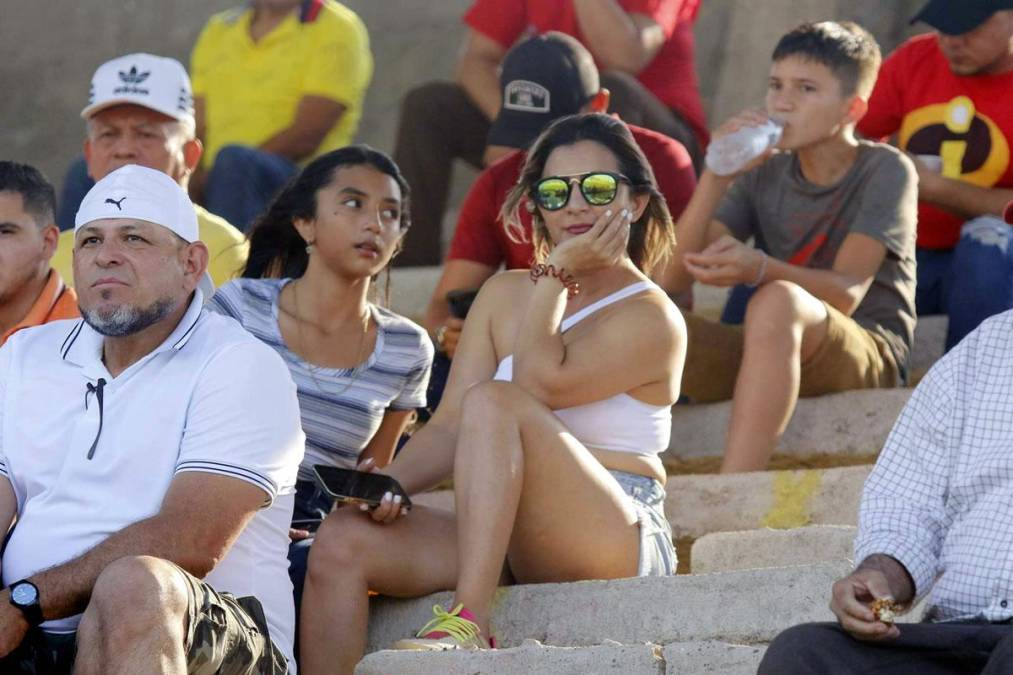 Lindas chicas pusieron el color en las gradas del estadio Francisco Martínez Durón de Tocoa.