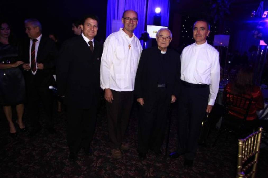 Jesús Canahuati con los padres Vicente Nacher, Antonio Quetglas y Jesús Palao.