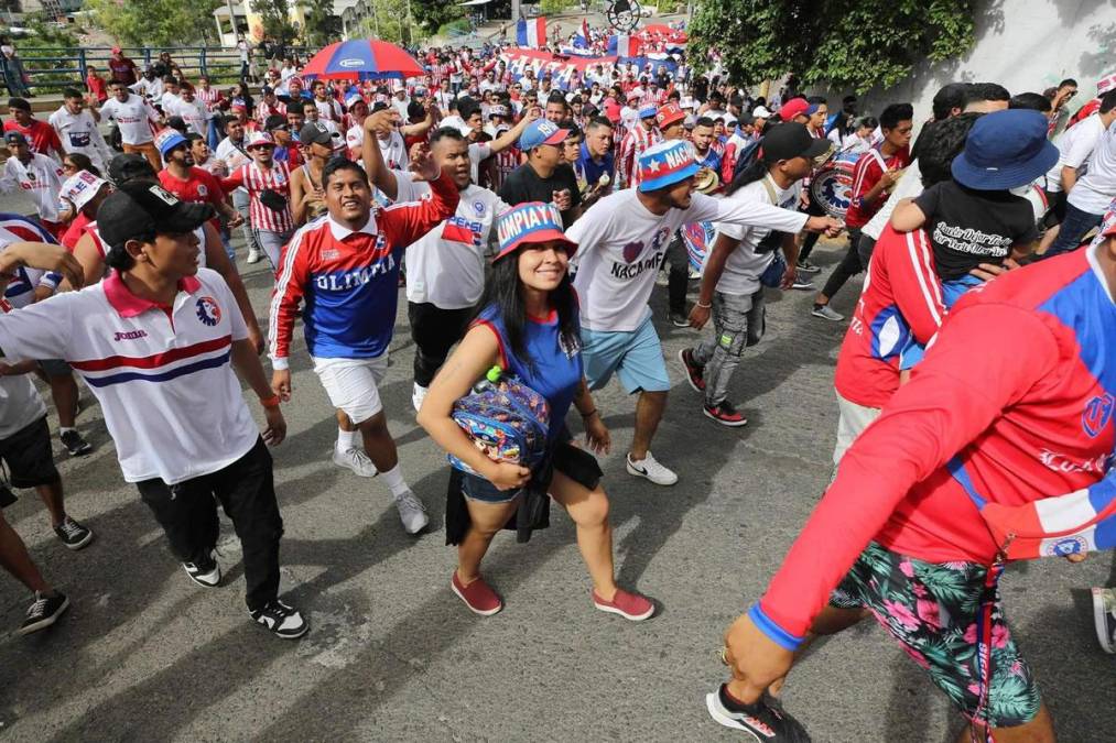 Decenas de aficionados olimpistas animaron la tarde en la capital de Honduras antes del partido Olimpia-Génesis.