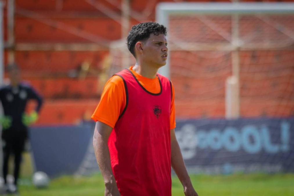 César Romero: El delantero hondureño fue dado de baja por el Puntarenas de Costa Rica y en el 2024 todo apunta a que volverá a jugar en la Liga Nacional de Honduras.