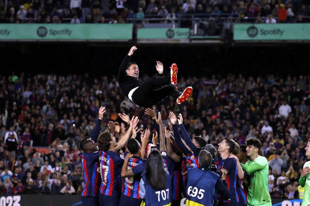 Los jugadores del FC Barcelona mantean a su entrenador Xavi Hernández en la celebración del título de la Liga Española.
