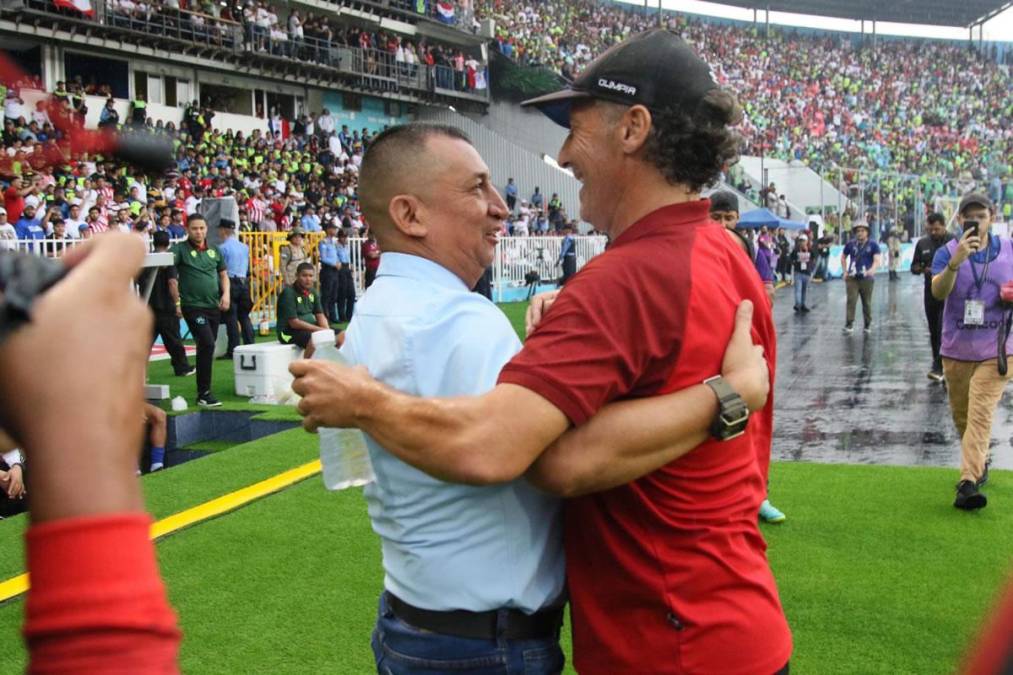 El saludo de Pedro Troglio y Humberto Rivera antes del inicio del partido en el estadio Nacional Chelato Uclés.