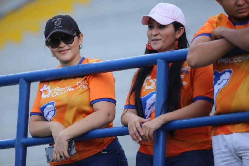 Bellas aficionadas de la UPN apoyando a su equipo ante el Olimpia.