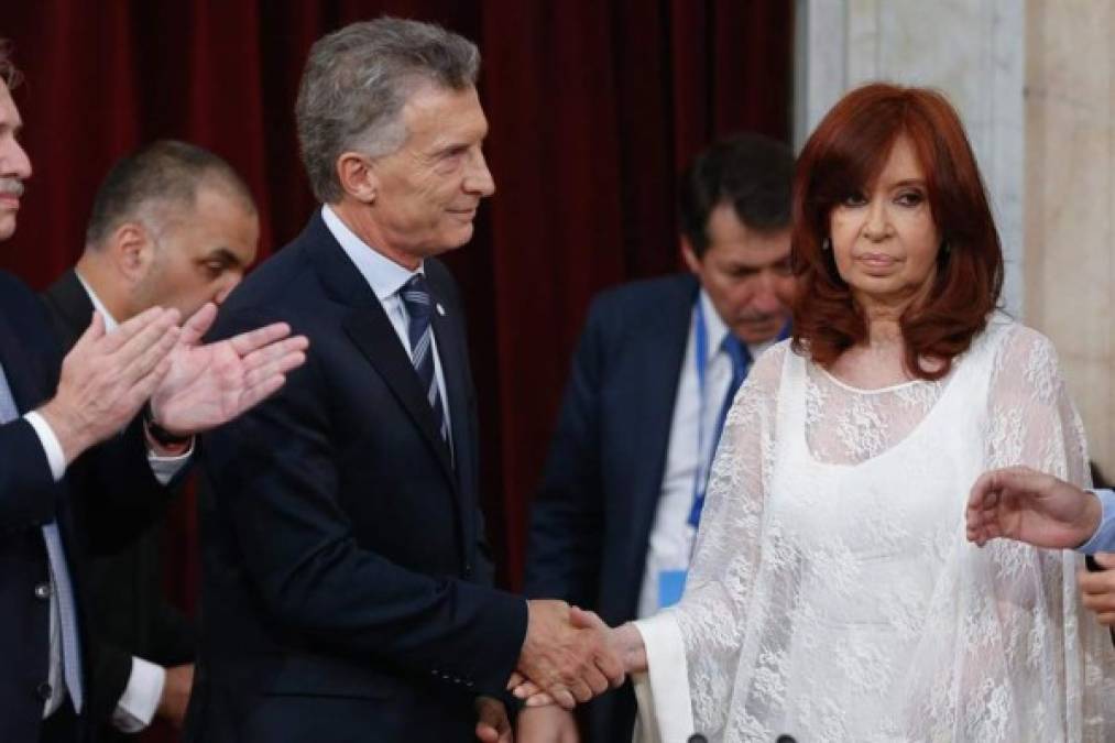 Muy respetuoso, Macri se acercó a saludar a la ex presidenta tendiéndole la mano pese a los desencuentros entre ambos en el pasado. Fernández respondió a su saludo pero sin mirarle a los ojos, un gesto que causó tensión en el estrado.