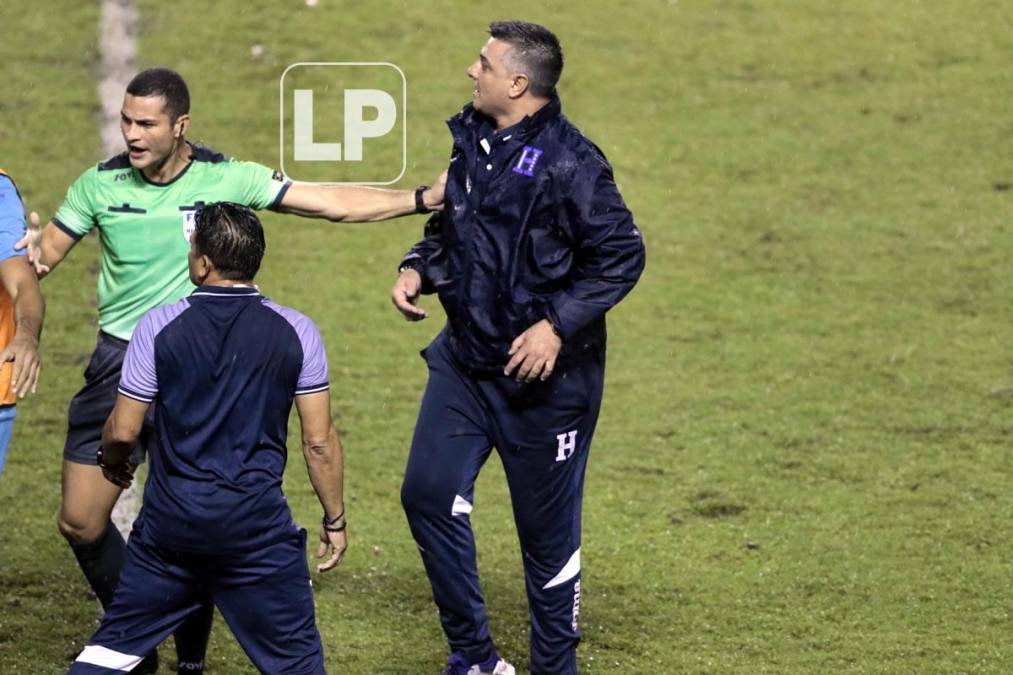 Los árbitros del partido también intentaron controlar a Diego Vázquez.