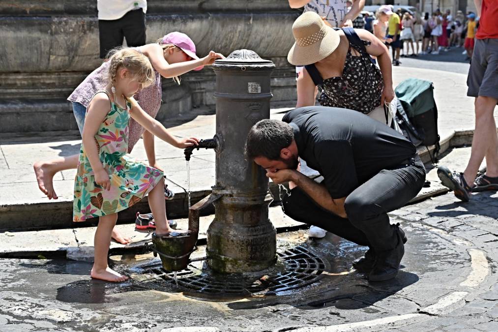 Esta es la segunda ola de calor que sufre Europa en apenas un mes. Su aumento es, según los científicos, una consecuencia directa de la crisis climática, ya que las emisiones de gases de efecto invernadero incrementan su intensidad, duración y frecuencia.