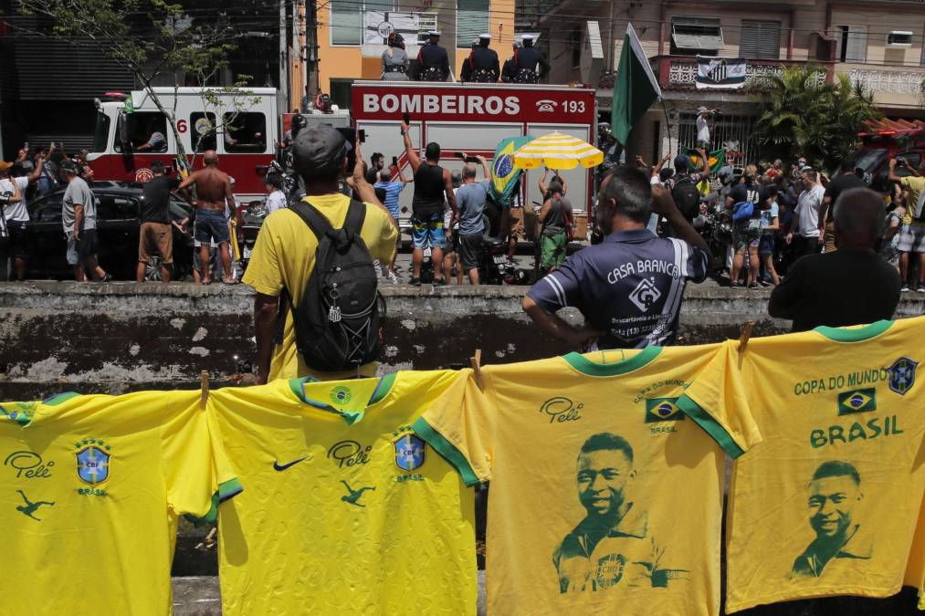 Centenares de aficionados del Santos siguieron ruidosamente el cortejo fúnebre de Pelé.