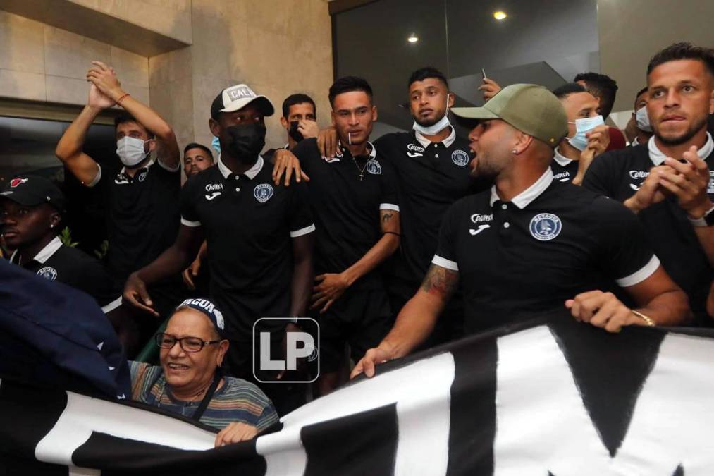 Los jugadores del Motagua siguieron los cánticos de los aficionados.