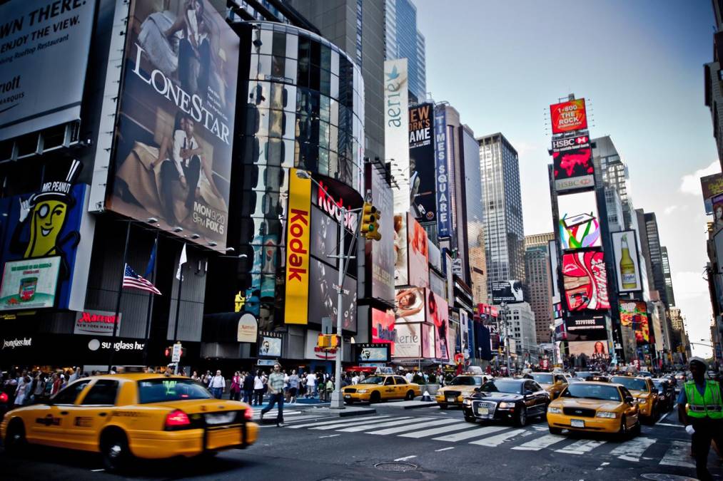 Nueva York es una ciudad de encantos desde el aroma a frutos secos hasta el sabor de un perrito caliente en una fría tarde de invierno y la paleta de colores del Parque Central en otoño y la luminosidad del Hudson en verano, sirviendo de lienzo de fondo a la Estatua de la Libertad.