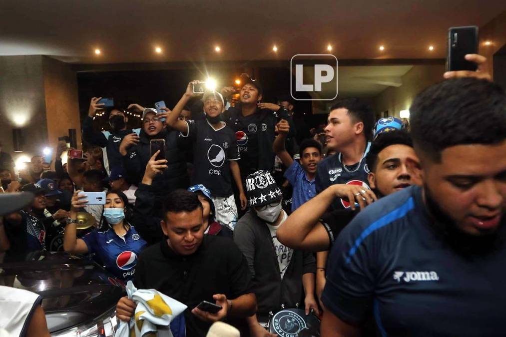 Así fue el banderazo de los aficionados de Motagua en el hotel de concentración del Ciclón Azul.